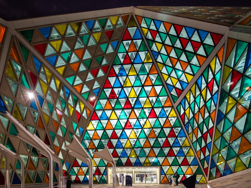 عدد من المثلثات الملونة للرياض